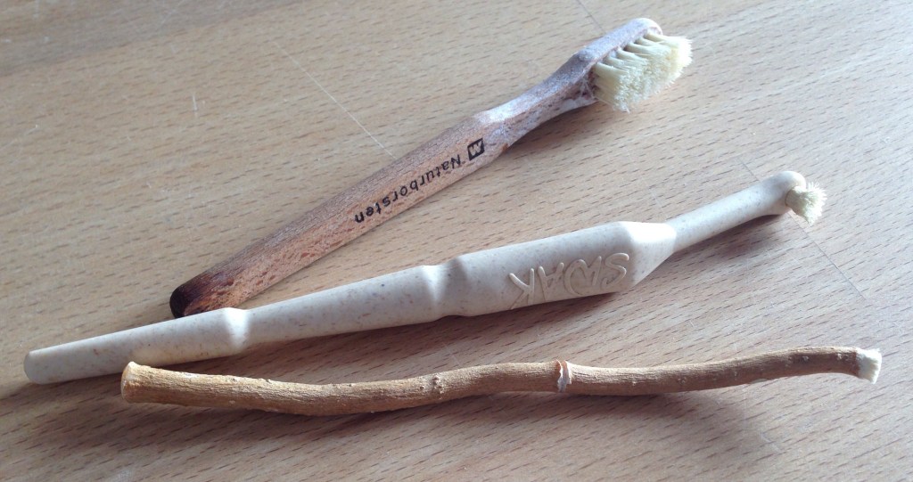 Holzzahnbürste, SWAK und Miswak-Hölzchen im Vergleich